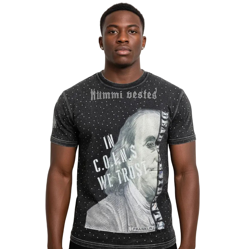 A man wearing a black NUMMI VESTES crewneck t-shirt with a white dotted pattern and a Benjamin Franklin graphic print.